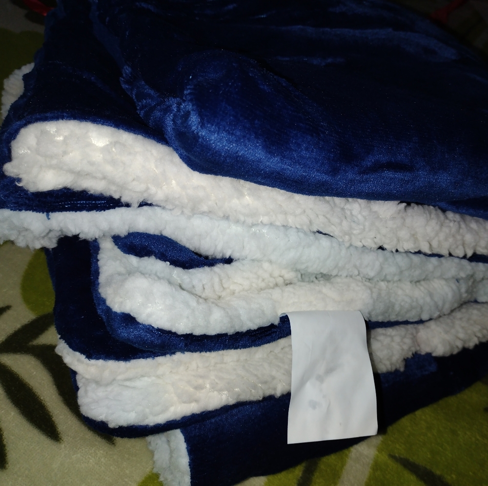 COPY - 70×50" Luxury Velvet/Sherpa Throw blanket - Picture 3 of 7